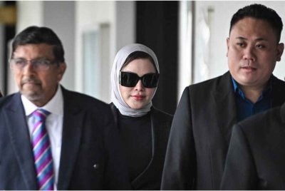 Zizie Izette (tengah) hadir di Mahkamah Sesyen pada Khamis bagi prosiding membela diri terhadap tuduhan bersubahat dalam kes rasuah membabitkan kelulusan Felcra bagi pelaburan RM150 juta dalam unit amanah Public Mutual. Foto Bernama