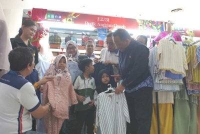 Anak-anak daripada Rumah Perlindungan Fitrah Qaseh dibawa membeli-belah pakaian baharu.