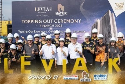 Tian Hock (lima dari kiri) bersama pemain bola keranjang negara ketika majlis ‘Topping Out Ceremony’ LEVIA Residence pada Khamis. Foto: Malaysia Basketball Association