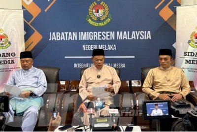 Saifuddin (tengah) pada sidang media, Khamis. 