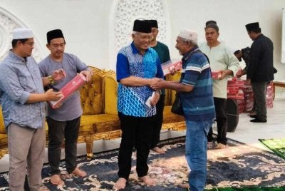 Hamzah menyerahkan sumbangan kepada wakil masjid sempena penyampaian sumbangan kepada surau dan masjid di Parlimen Larut pada Khamis.