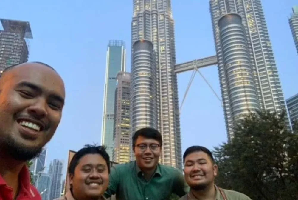 Abdul Qayyum (dua, kiri) memiliki Ijazah Sarjana Muda Teknologi daripada Universiti Teknologi Petronas kini aktif berkongsi resipi masakan di media sosial.
