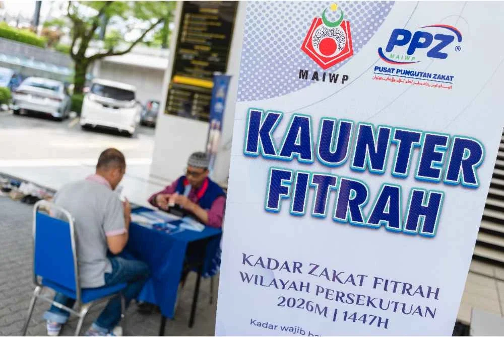 Amil zakat bertauliah yang dilantik PPZ-MAIWP menerima bayaran zakat dari orang ramai di Masjid Negara pada Khamis. Foto Bernama
