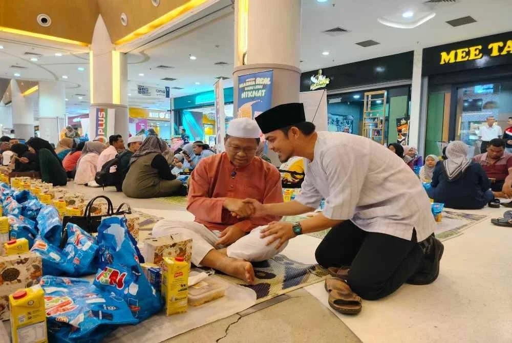 Hafez (kanan) bersama Asmuni hadir menyerikan Jelajah Iftar Sinar Mydin 2026 di Mydin Mall Meru Raya.