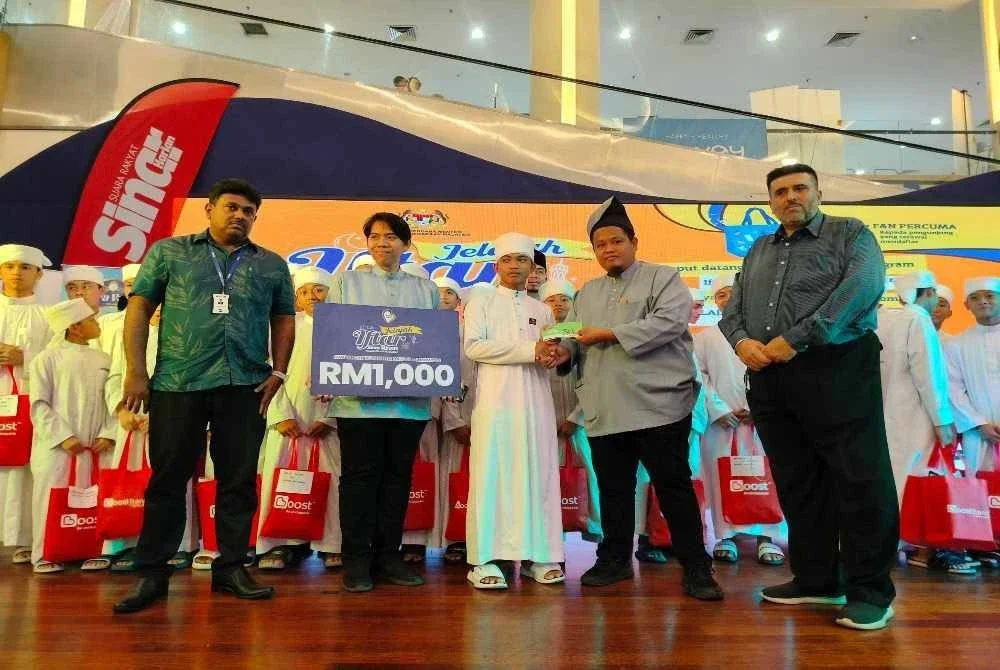 Pihak Mydin menyampaikan baucar beli belah kepada pelajar Maahad Tahfiz Miftahul Jannah, Buntong sempena Jelajah Iftar Sinar Mydin 2026 di Mydin Mall Meru Raya di sini pada Rabu.