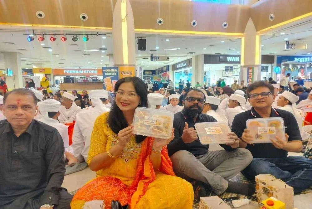 Jessica (dua dari kiri) turut menyertai Jelajah Iftar Sinar Mydin 2026 di Mydin Mall Meru Raya.