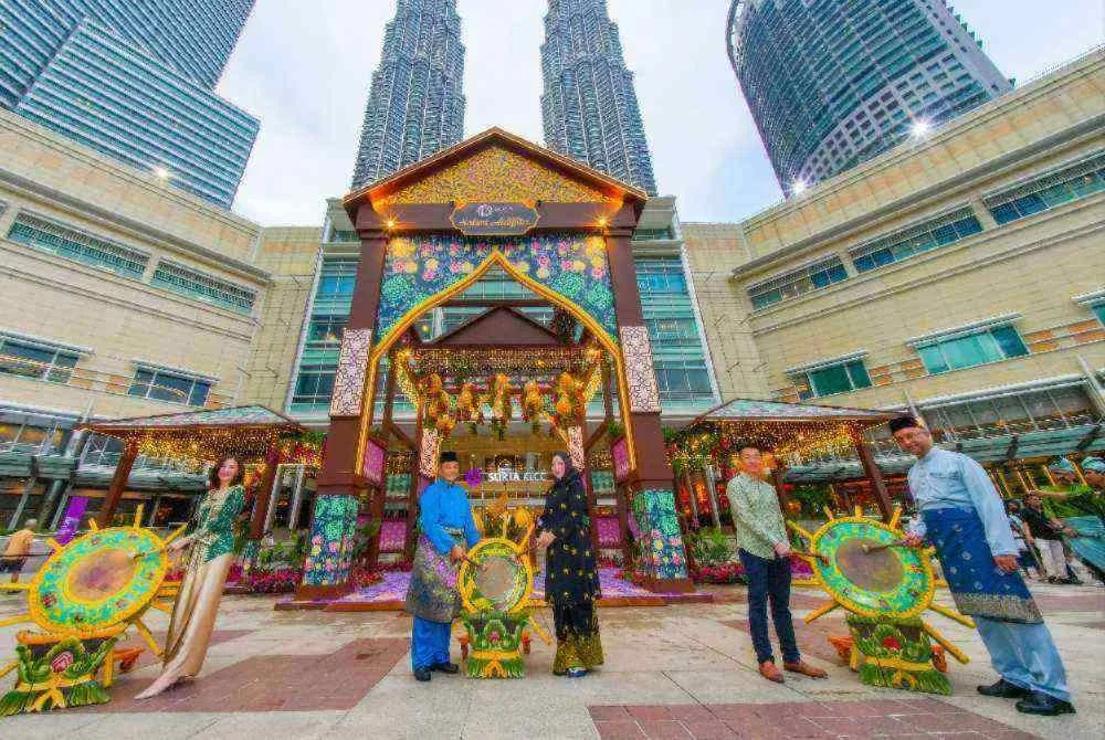 Esplanade KLCC dihiasi taman bougainvillea dengan struktur wakaf Melayu sebagai tarikan utama sambutan tahun ini.
