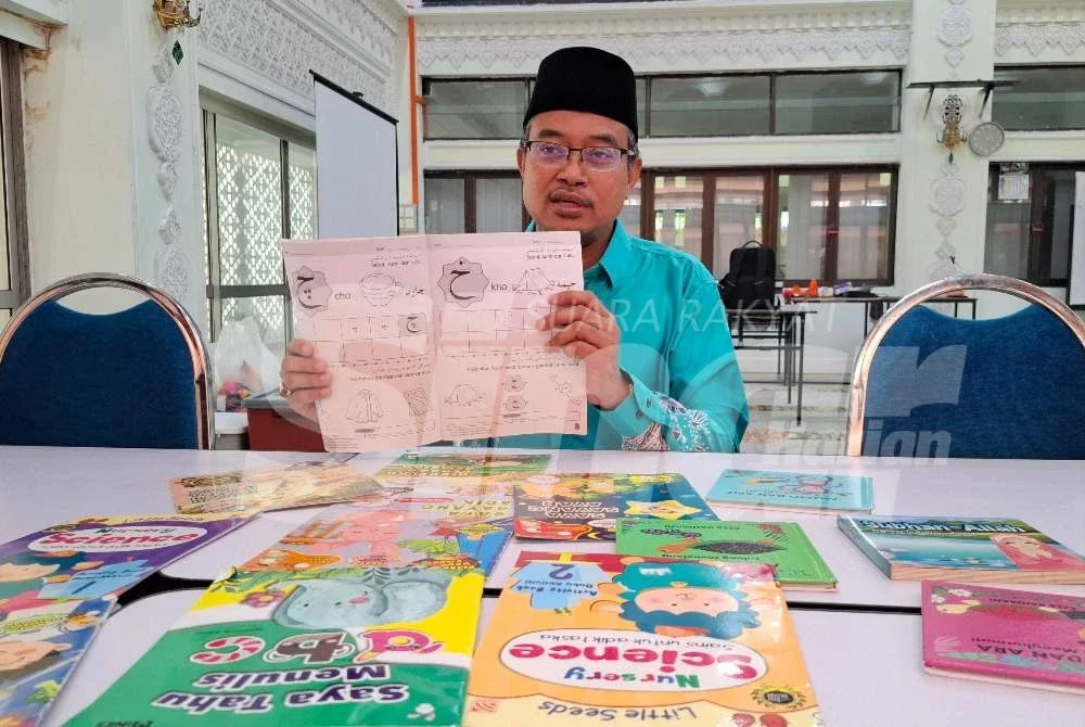 Abd Farid menunjukkan bahan-bahan bacaan yang tersedia di ruang Kid's Zone Masjid Sultan Idris Shah II (Masjid Negeri).