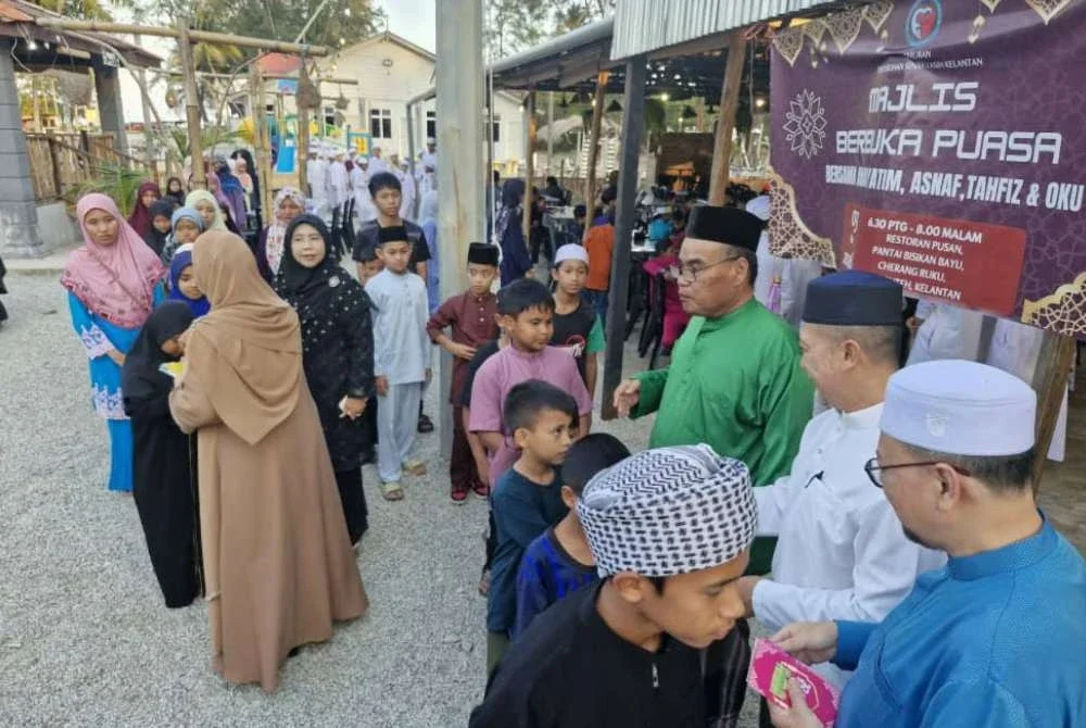 Duit raya sebanyak RM50 setiap seorang diberikan sebagai persediaan menyambut Aidilfitri yang bakal menjelang.