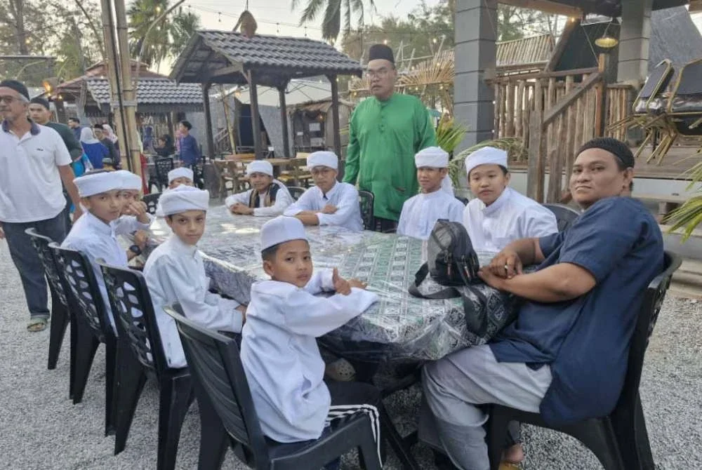Mustafa (tengah) meraikan anak-anak yatim, anak tahfiz dan OKU dalam majlis berbuka puasa.
