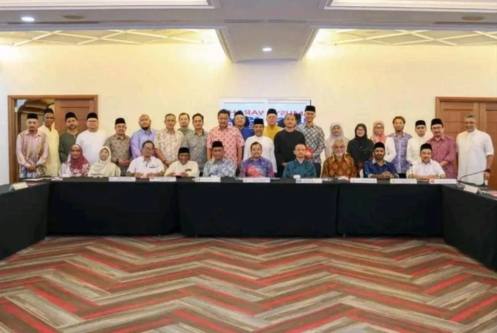 Asyraf (duduk tengah) bersama wakil pemimpin parti yang hadir menyertai Musyawarah Isu-Isu Islam dan Bumiputera yang berlangsung di Ibu Pejabat UMNO.