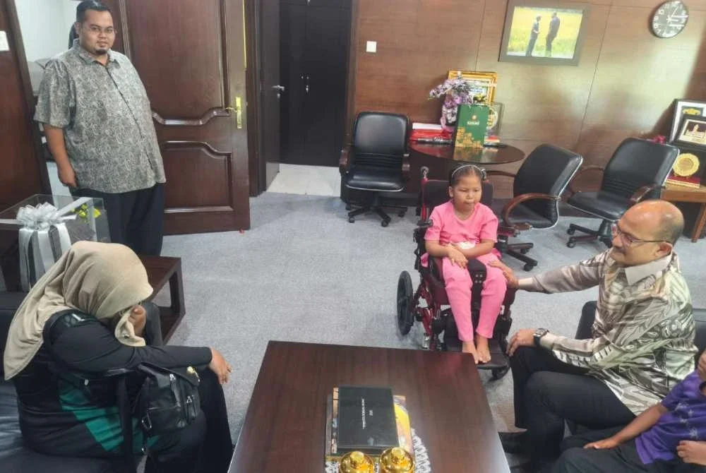 Noor Shahirah (kiri) sebak semasa menceritakan perkembangan semasa anaknya kepada Mohd Salleh.
