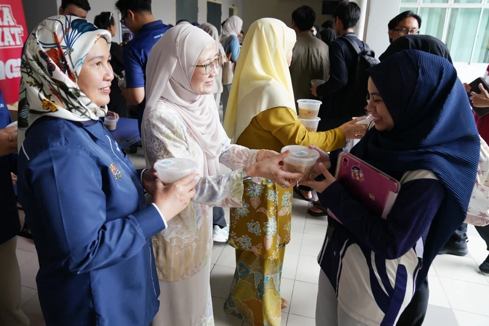 Pengagihan bubur lambuk kepada pelajar oleh MyDigital ID.