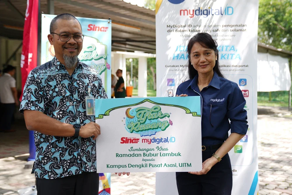 Simbolik penyerahan plak Iftar Rewang Pelajar oleh Rita Irina kepada Pengarah Pusat Asasi Universiti Teknologi Mara (UiTM), Cawangan Selangor Kampus Dengkil, Profesor Dr Zulkhairi Amom pada program Iftar Rewang Pelajar MyDigital ID di Pusat Asasi Universiti Teknologi Mara (UiTM), Cawangan Selangor Kampus Dengkil, pada Khamis.