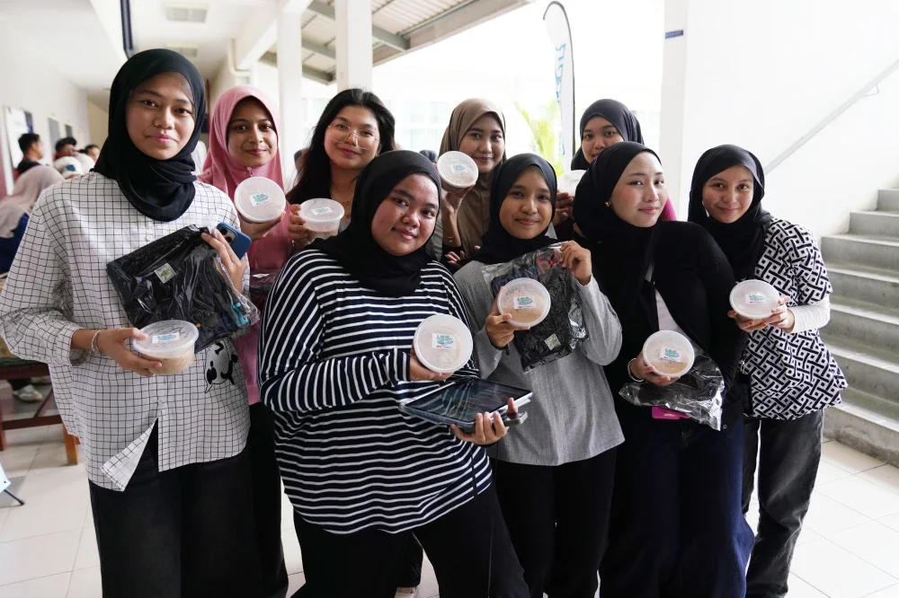 Cenderahati yang diberikan oleh MyDigital ID kepada pelajar.