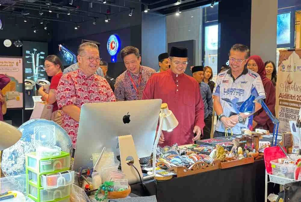 Wen Yew (dua dari kiri) dan Izhar turut mengunjungi Agrofiesta Aidilfitri.