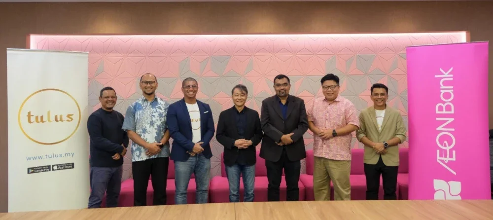 Pengurusan tertinggi AEON Bank dan Tulus Digital bergambar bersama selepas pelancaran aplikasi pembayaran zakat digital yang sah dan selamat.