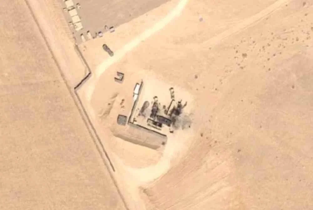 Imej satelit yang diambil pada 2 Mac 2026 menunjukkan serpihan mengelilingi radar THAAD yang hangus di Pangkalan Udara Muwaffaq Salti di Jordan. Foto Agensi