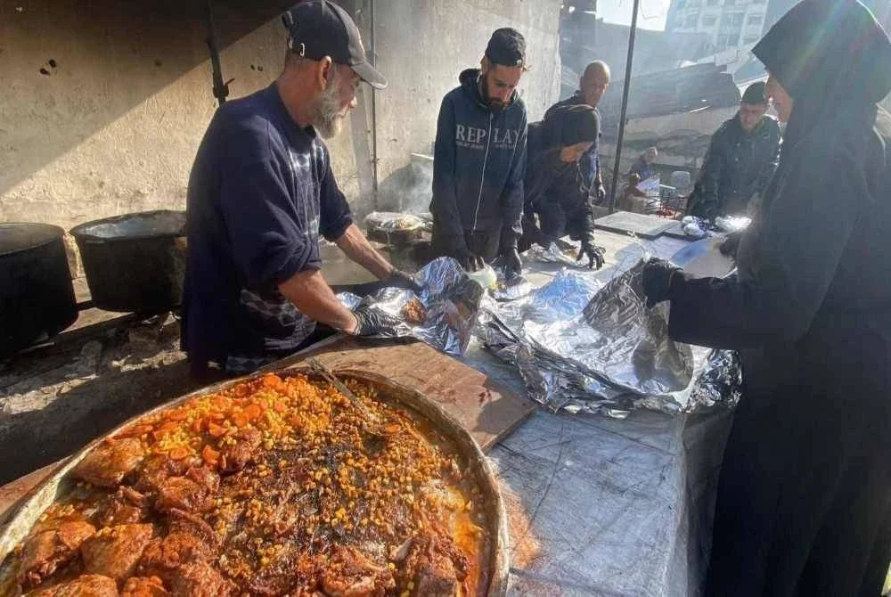 Juadah iftar yang disiapkan untuk penduduk terlibat.