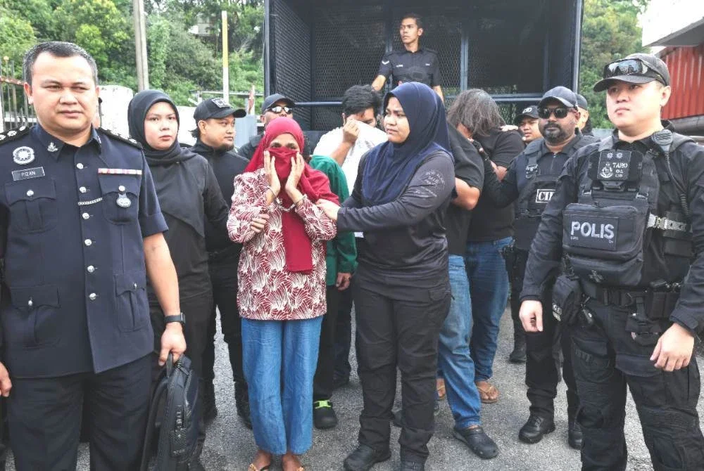 Enam individu termasuk seorang wanita didakwa di Mahkamah Sesyen dan Mahkamah Majistret Johor Bahru berhubung kes rompakan berkumpulan di Pasir Gudang bulan lepas. Foto Bernama