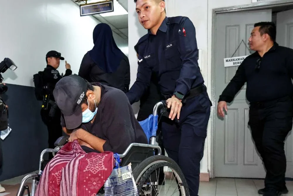 Seorang daripada enam tertuduh, Muhammad Rashid Ismail, dihadapkan ke Mahkamah Sesyen Jenayah bersama lima lagi termasuk seorang wanita keturunan Pakistan atas pertuduhan samun. Foto Bernama