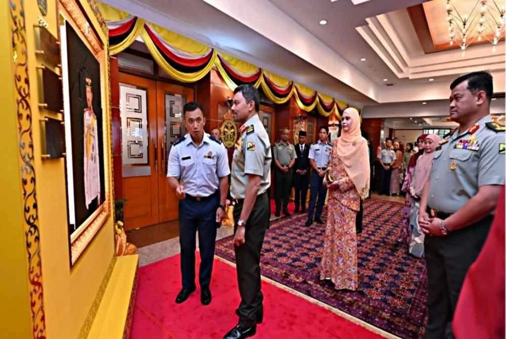 Pengiran Muda Mahkota Al-Muhtadee Billah berkenan mencemar duli melihat lukisan yang dihadiahkan kepada banginda sempena sambutan hari puja usia Putera Mahkota itu.
