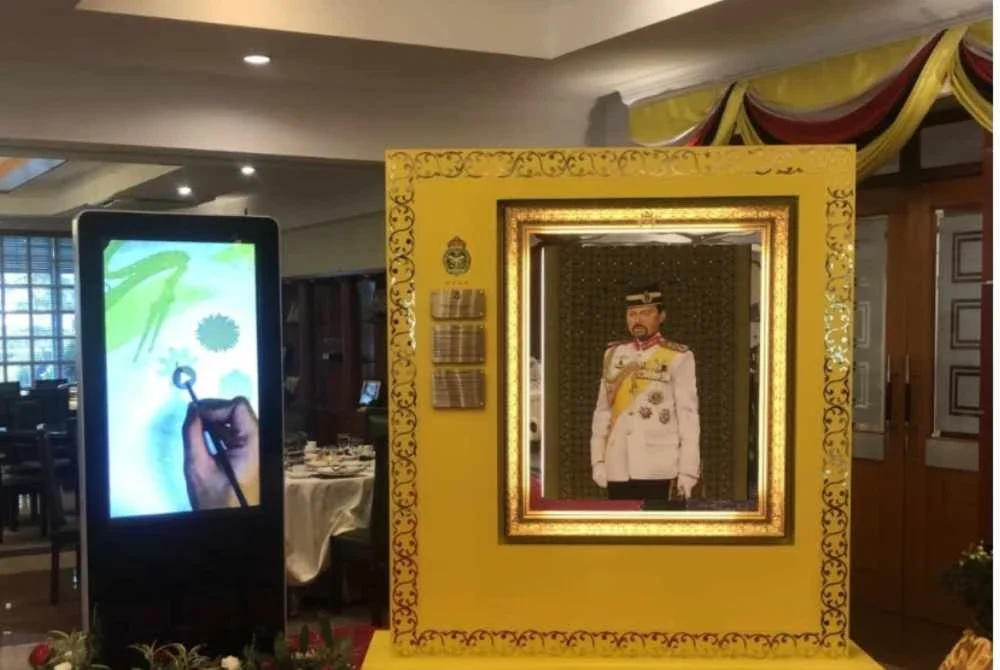 Seorang pemuda dari Pantai Cahaya Bulan (PCB) di sini melakar sejarahnya tersendiri apabila lukisan potret Putera Mahkota Brunei, Pengiran Muda Mahkota Al-Muhtadee Billah Sultan Hassanal Bolkiah bertatah emas tulen dan dihiasi 1,000 butir batu kristal Swarovski hasil karyanya menjadi milik Istana Brunei