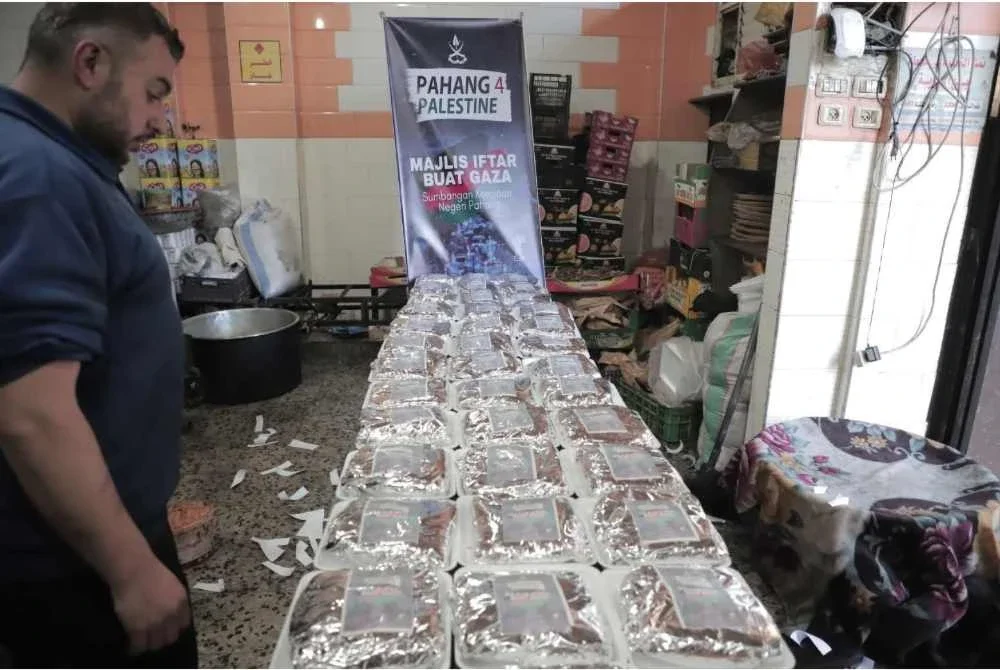 Juadah berbuka yang disediakan merupakan nasi bersama ayam goreng untuk diagihkan kepada penduduk di Kem Nuseirat. Foto FB Wan Rosdy