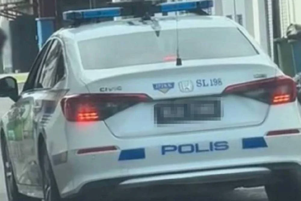 Tangkap layar rakaman video tular memaparkan sebuah MPV polis berhenti untuk mengambil bungkusan di sebuah restoran mamak.