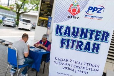 Amil zakat bertauliah yang dilantik PPZ-MAIWP menerima bayaran zakat dari orang ramai di Masjid Negara pada Khamis. Foto Bernama 
