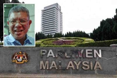 Kerajaan membentangkan dua RUU meminda Perlembagaan Persekutuan iaitu mengehadkan tempoh jawatan Perdana Menteri (PM) kepada 10 tahun. Gambar kecil: Saifuddin