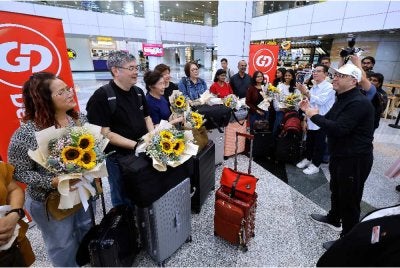 Rakyat Malaysia yang terkandas di Timur Tengah susulan ketegangan geopolitik di rantau itu, selamat tiba di tanah air dengan perasaan syukur selepas beberapa penerbangan dibatalkan. Foto Bernama