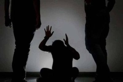 Mangsa dakwa dipukul dan ditolak oleh dua pelajar senior pada Selasa lepas. Foto hiasan