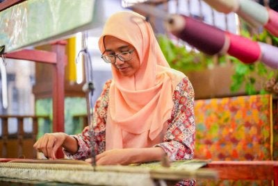 Pengunjung berpeluang menyaksikan demonstrasi tenunan songket khas oleh penenun dari Terengganu.