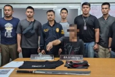 Suspek menunjukkan senjata yang digunakan ketika menyerang mangsa di bengkel.