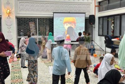 Kid's Zone Masjid Sultan Idris Shah II (Masjid Negeri) menempatkan kanak-kanak berusia antara tiga hingga tujuh tahun dan dikendalikan oleh kakitangan wanita masjid bersama beberapa sukarelawan yang bertugas secara bergilir bermula jam 8.30 malam.