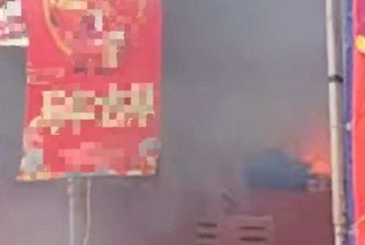 Asap tebal menyelubungi sebuah khemah aktiviti penjualan bunga api di Sungai Besar di sini pada petang Khamis.