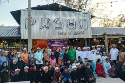 Mustafa (tengah) bernama anak yatim, pelajar tahfiz dan orang kurang upaya pada majlis berbuka puasa yang diadakan pada 3 Mac lalu di Restoran Pusan, Pantai Bisikan Bayu, Pasir Puteh.