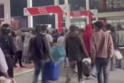 Rakaman video yang tular menunjukkan orang ramai membawa tong plastik pelbagai saiz untuk membeli BBM dalam kuantiti banyak daripada pengendali stesen. Foto Agensi