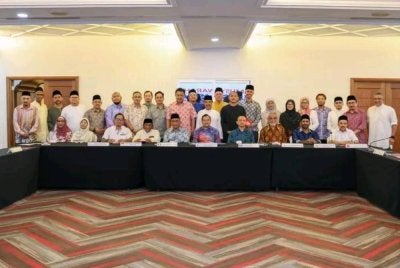 Asyraf (duduk tengah) bersama wakil pemimpin parti yang hadir menyertai Musyawarah Isu-Isu Islam dan Bumiputera yang berlangsung di Ibu Pejabat UMNO.