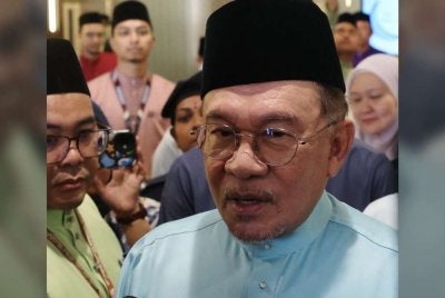 Anwar (kanan) ketika ditemui media pada Program Ihya Ramadan di JPA pada Jumaat. Foto: Bernama