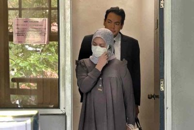 Nur Farahidayah (depan) didenda RM1,500 oleh Mahkamah Majistret Seremban pada Jumaat kerana membenarkan anaknya bawah umur memandu.