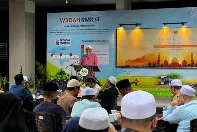 Dr Ismail semasa berucap pada majlis moreh bersama media di Ibu Pejabat MADA di Alor Setar pada malam Khamis.