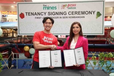 Ketua Pegawai Eksekutif Jaya Grocer, Daniel Teng (kiri) bersama Selina ketika Majlis menandatangani perjanjian itu di Mines Cruise.