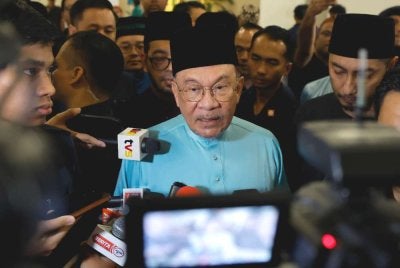 Anwar bercakap kepada para pemberita selepas hadir menunaikan solat Jumaat di Musolla IOI City Mall Putrajaya. Foto Bernama