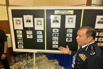 Mohd Khalid menunjukkan individu ditahan serta barangan yang dirampas.
