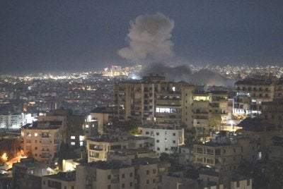 Pesawat pejuang Israel setakat ini telah melancarkan sekurang-kurangnya lima serangan udara yang menyasarkan kawasan Al-Jamous dan Haret Hreik berhampiran Hospital Al-Sahel. Foto Agensi