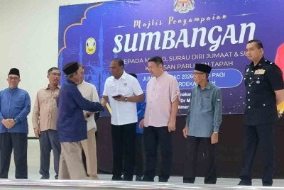 Saravanan (empat dari kanan) menyempurnakan Majlis Penyampaian Sumbangan Kepada Masjid, Surau Diri Jumaat dan Surau kawasan Parlimen Tapah di Dewan Merdeka pada Jumaat.