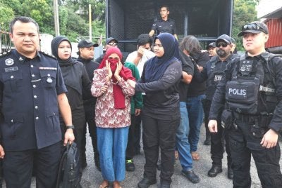 Enam individu termasuk seorang wanita didakwa di Mahkamah Sesyen dan Mahkamah Majistret Johor Bahru berhubung kes rompakan berkumpulan di Pasir Gudang bulan lepas. Foto Bernama