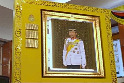 Lukisan potret itu dihasilkan menggunakan cat akrilik di atas Kain Jong Sarat Tenunan Asli Brunei dengan corak Silubang Bangsi sebagai latar belakang potret tersebut.
